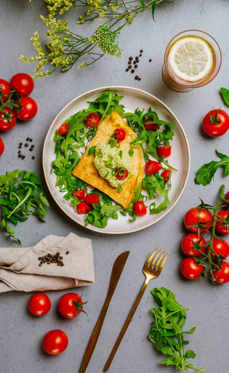 Omlet zapiekany z mozzarellą i szynką, rukola z pomidorkami, aioli z awokado