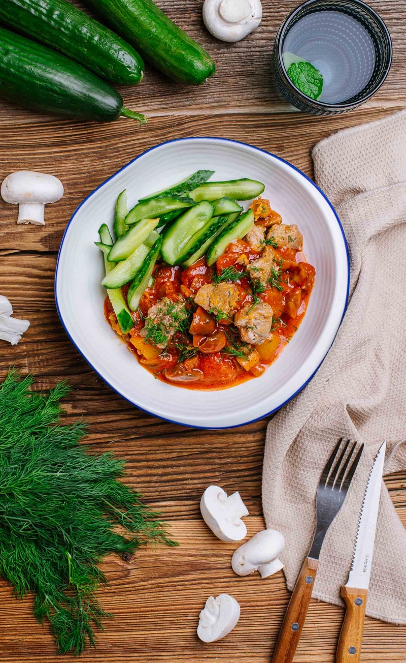Keto gulasz z karkówki wieprzowej z pieczarkami, papryką i koperkiem, ogórki małosolne