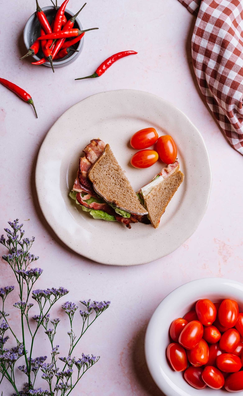 Żytnia kanapka spicy BLT z pieczonym boczkiem i sambal mayo, pomidorki