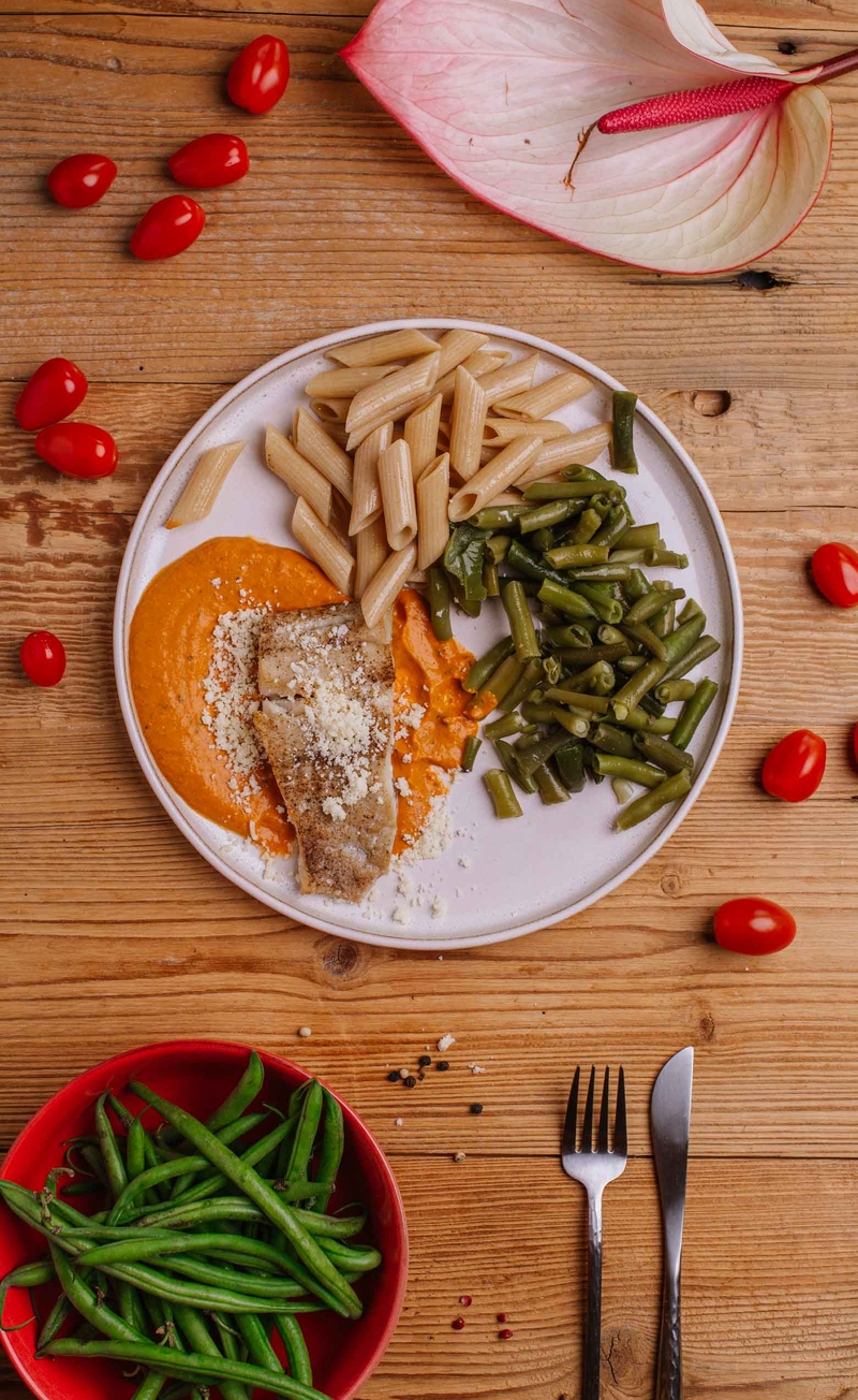 Dorsz w sosie pomidorowym z mascarpone, razowe penne, blanszowana fasolka szparagowa