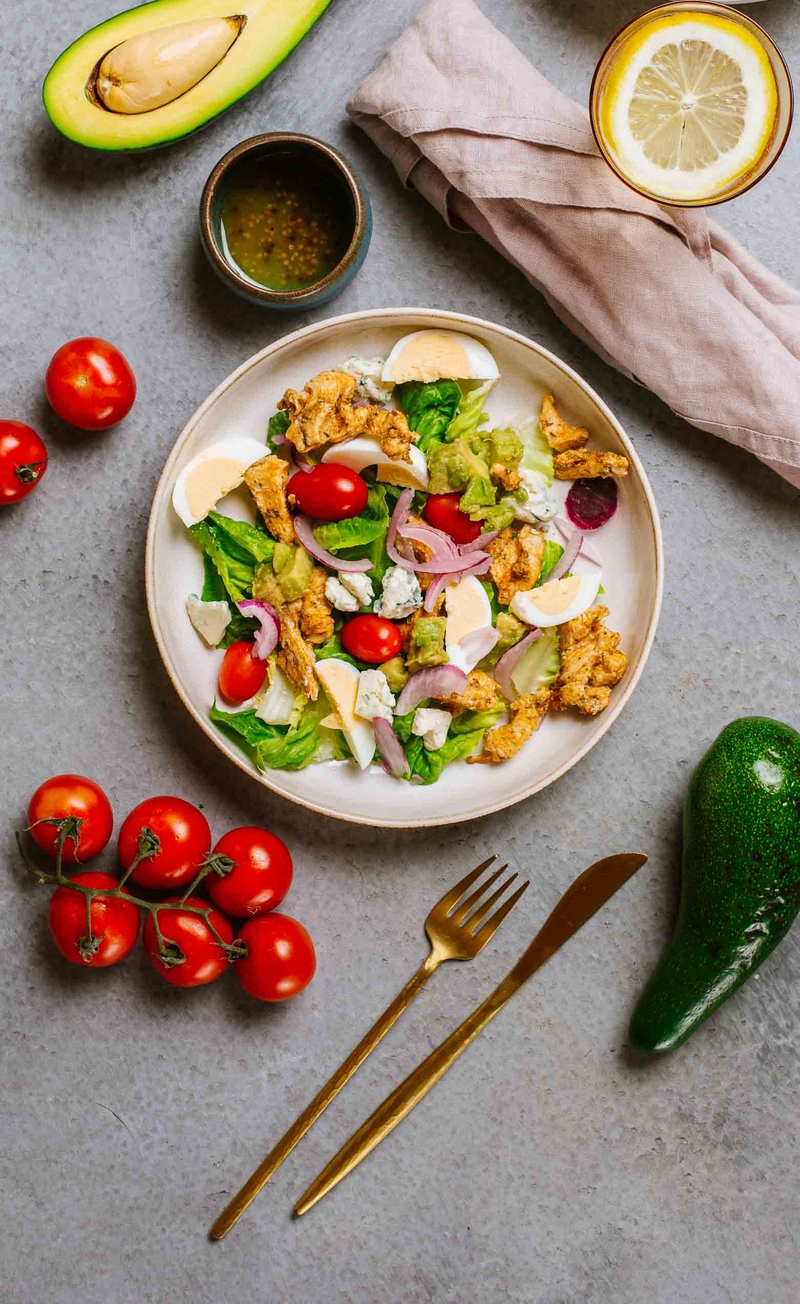Keto sałatka cobb z kurczakiem, niebieskim serem pleśniowym, jajkiem, awokado, sos winegret