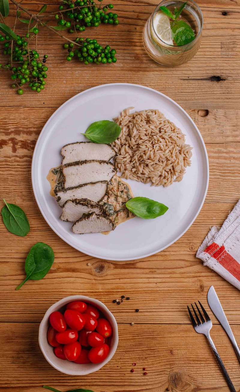 Kurczak po toskańsku z parmezanem, suszonymi pomidorami i szpinakiem, pełnoziarniste orzo
