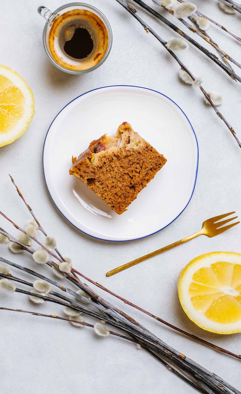 Wegański chlebek bananowy z rabarbarem
