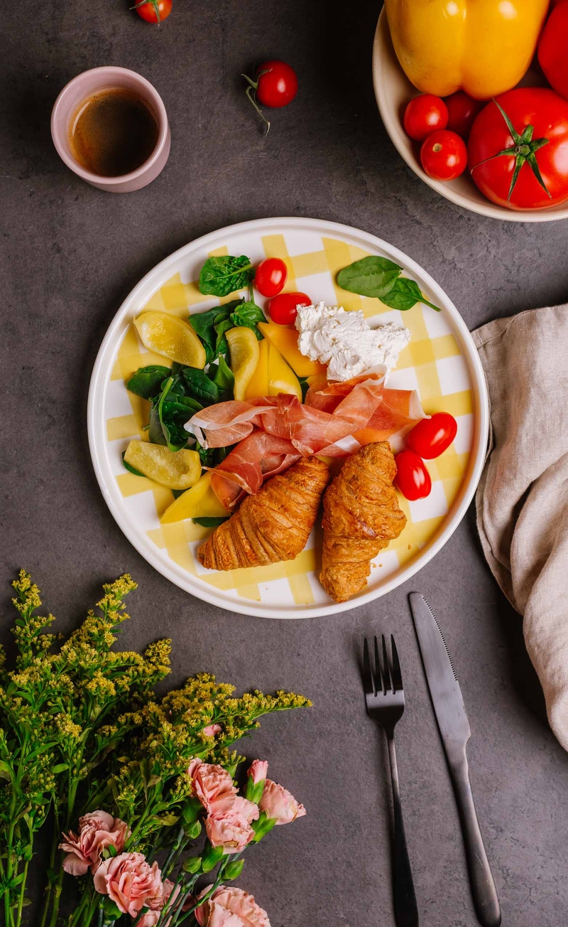 Croissant z creme fraiche z chrzanem i szynką Serrano, świeże warzywa