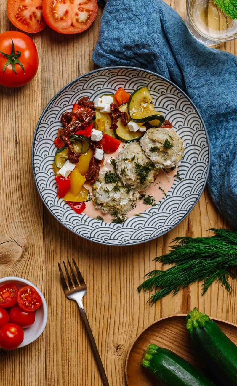 Keto pulpeciki rybne, sos 1000 wysp, grillowane warzywa z serem greckim