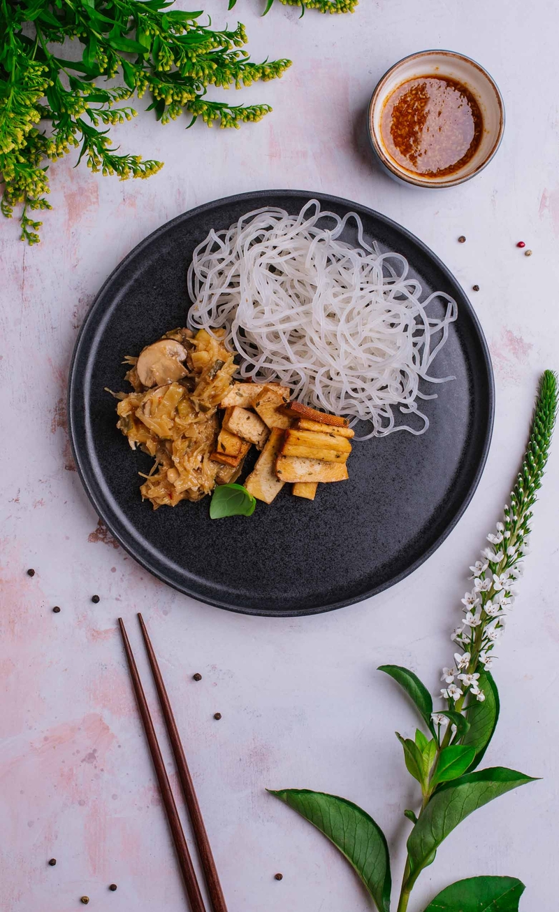 Japchae z warzywami i wędzonym tofu, koreański sos gochujang