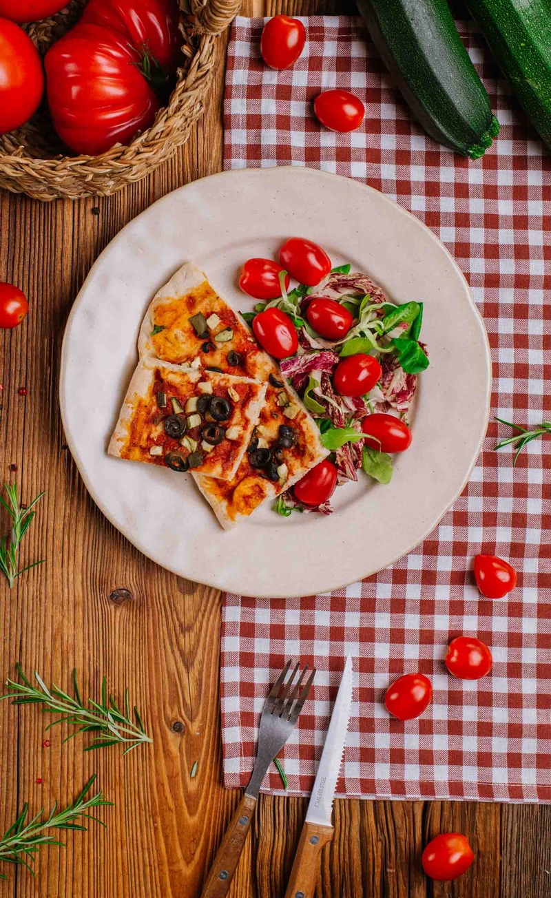Pinsa alla marinara z cukinią, suszonymi pomidorami i oliwkami, świeża sałatka