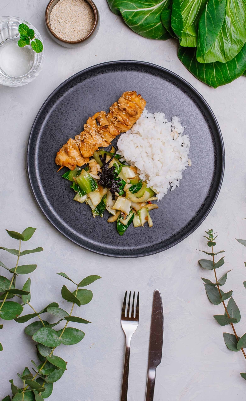 Chicken Yakitori, czyli japońskie szaszłyki z kurczaka w sezamie, aromatyczny ryż, azjatycka sałatka z pak choy i nori