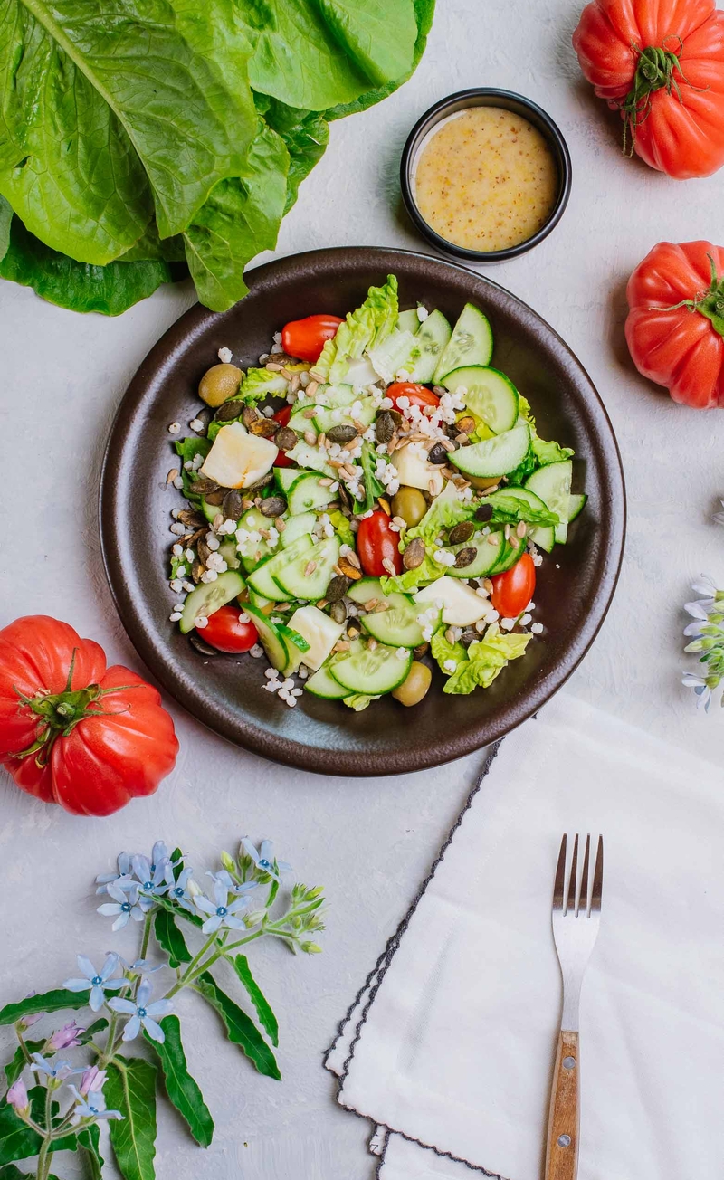 Śródziemnomorska sałatka z sorgo, serem halloumi, oliwkami i prażonymi pestkami, dressing miodowy