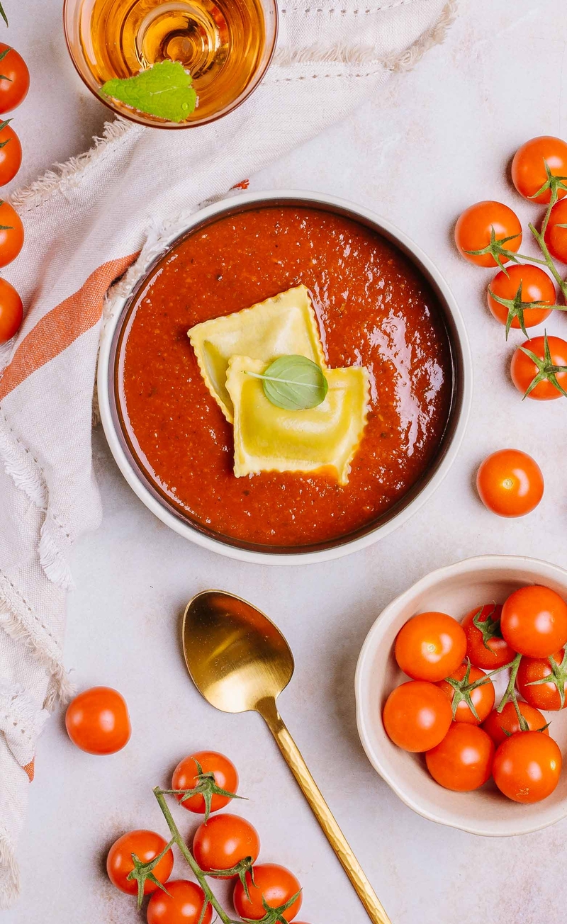 Krem z pomidorów z ravioli ze szpinakiem i ricottą