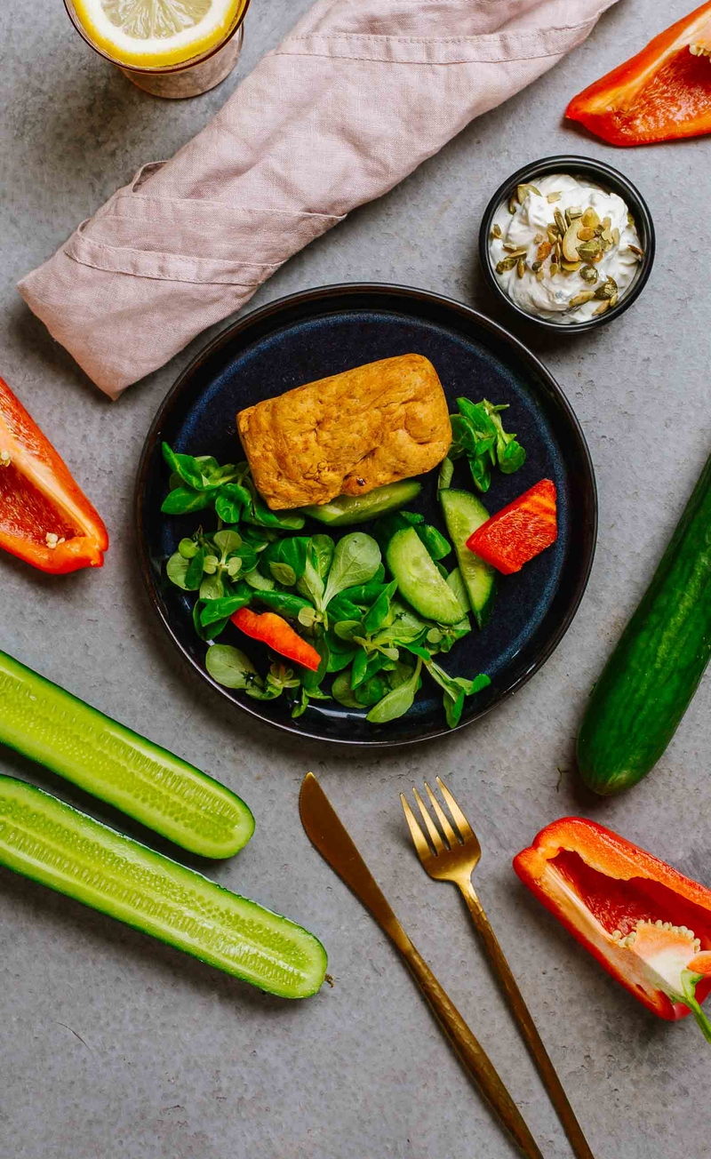 Keto twarożek ze szczypiorkiem i nasionami, keto chlebek, świeże warzywa