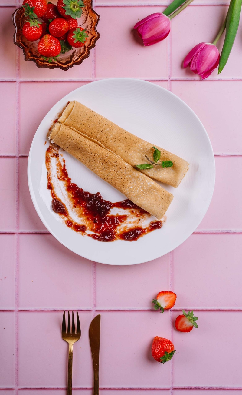 Naleśniki z kremem śmietankowym, dżem truskawkowy bez cukru