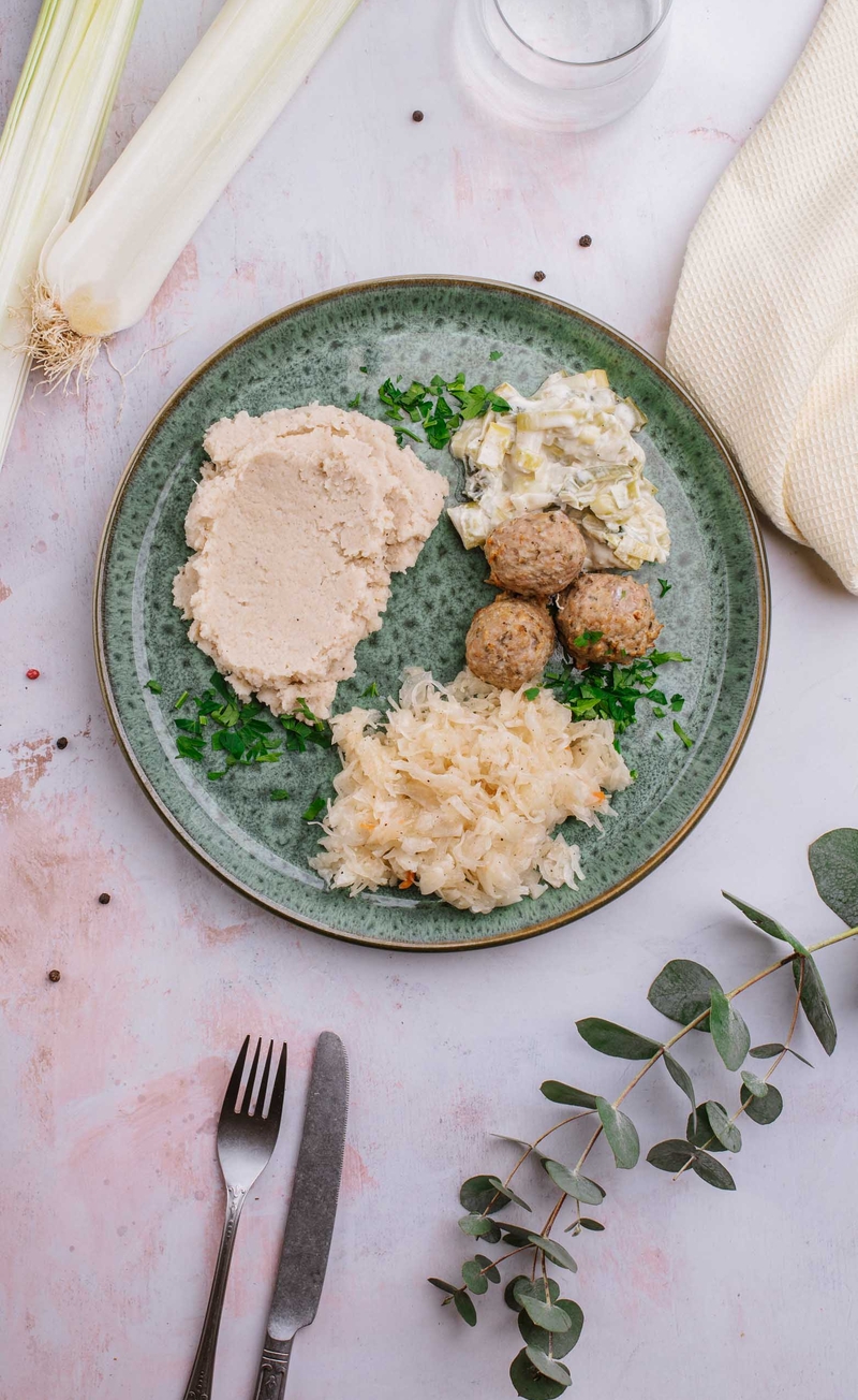Keto pulpety wieprzowe w sosie porowym, puree pietruszkowe, surówka z kiszonej kapusty