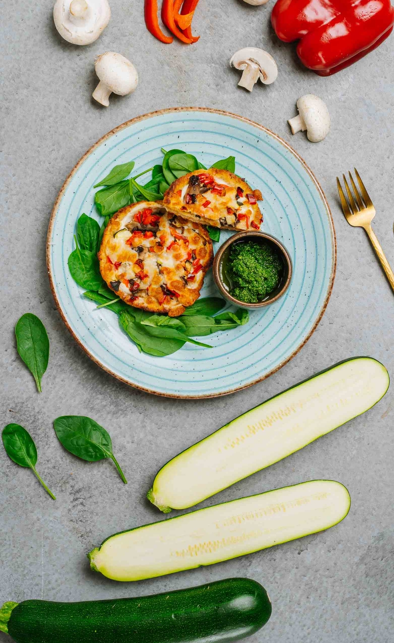 Ziemniaczana pizza z śmietanowym sosem, cukinią, papryką, pieczarkami i mozzarellą, salsa verde