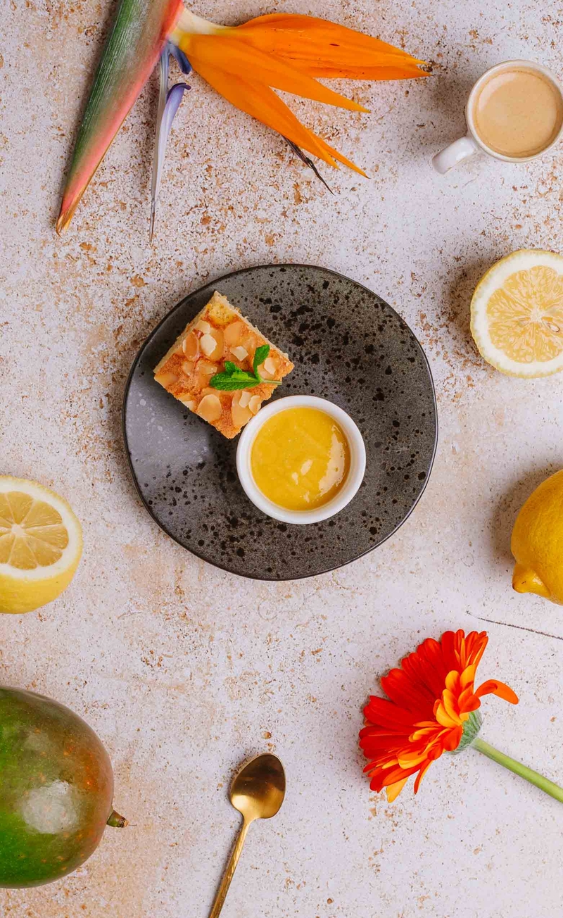 Migdałowe ciasto cytrynowe z kremem mango