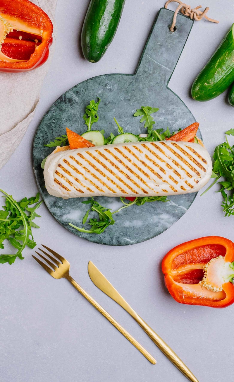 Panini z mozzarellą, pieczonym kurczakiem i sosem 1000 wysp, świeże warzywa