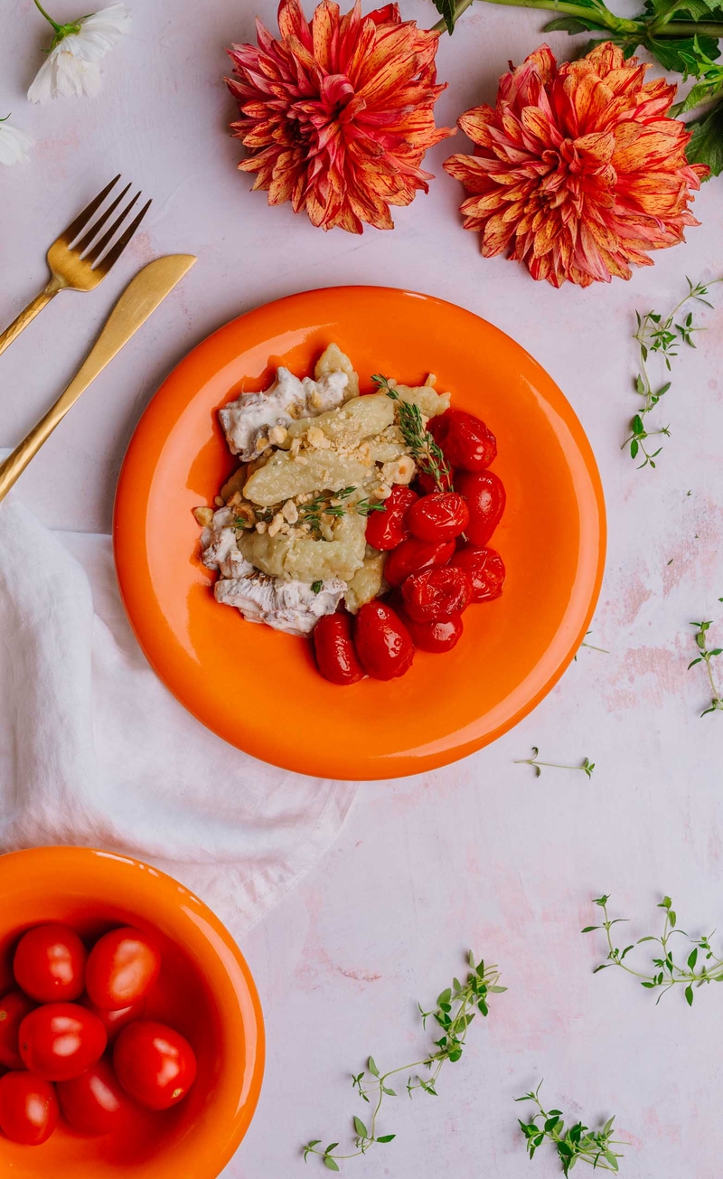 Szare kluski w sosie z kurkami, orzechami laskowymi i świeżym tymiankiem, pieczone pomidorki z chipotle