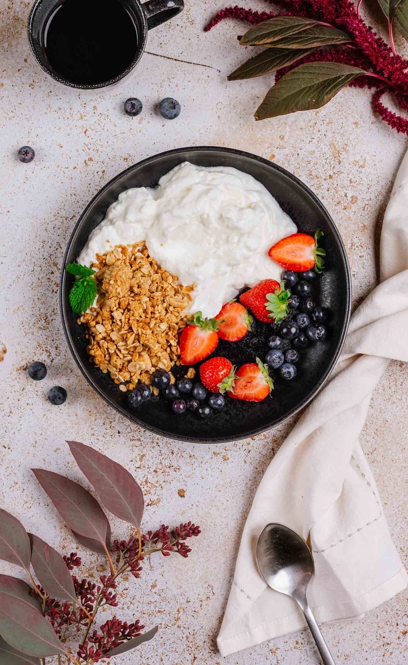 Granola z orzeszkami ziemnymi, jogurt grecki, borówki z truskawkami