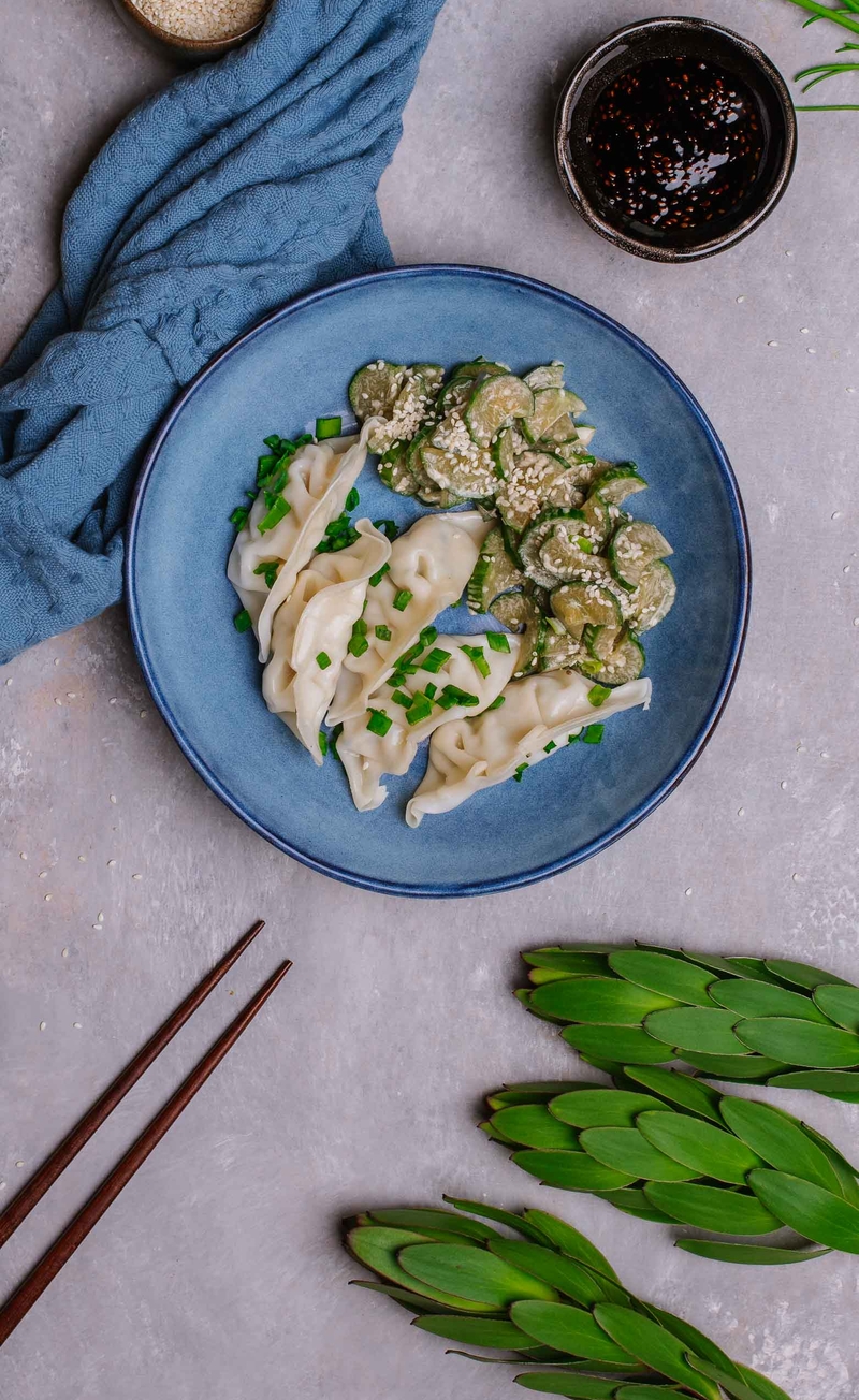 Wegetariańskie pierożki gyoza z dressingiem sojowo-miodowym z nutą sezamu, ogórek w miso