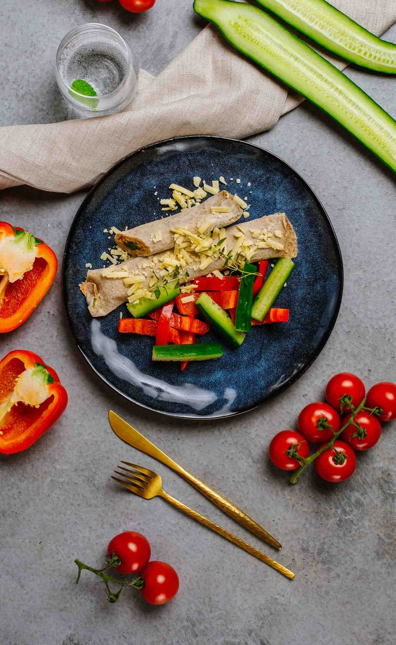 Naleśniki z serem cheddar, suszonymi pomidorami i rukolą, papryka i ogórek