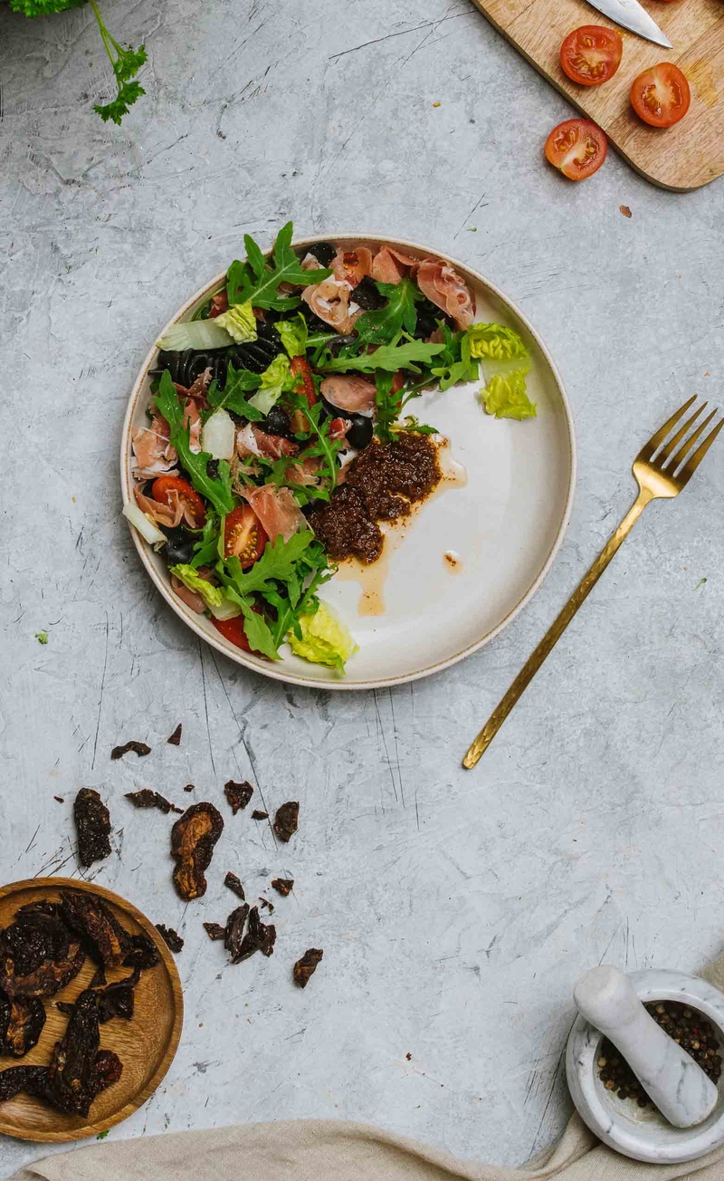 SELECT_Sałatka z makaronem z atramentem kałamarnicy, szynką serrano i pesto z suszonych pomidorów