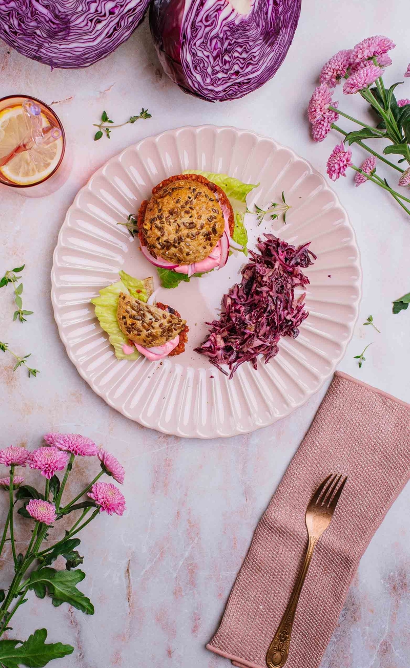 Roślinny burger z sałatą rzymską, czerwoną cebulą i vegan pink mayo, surówka z czerwonej kapusty