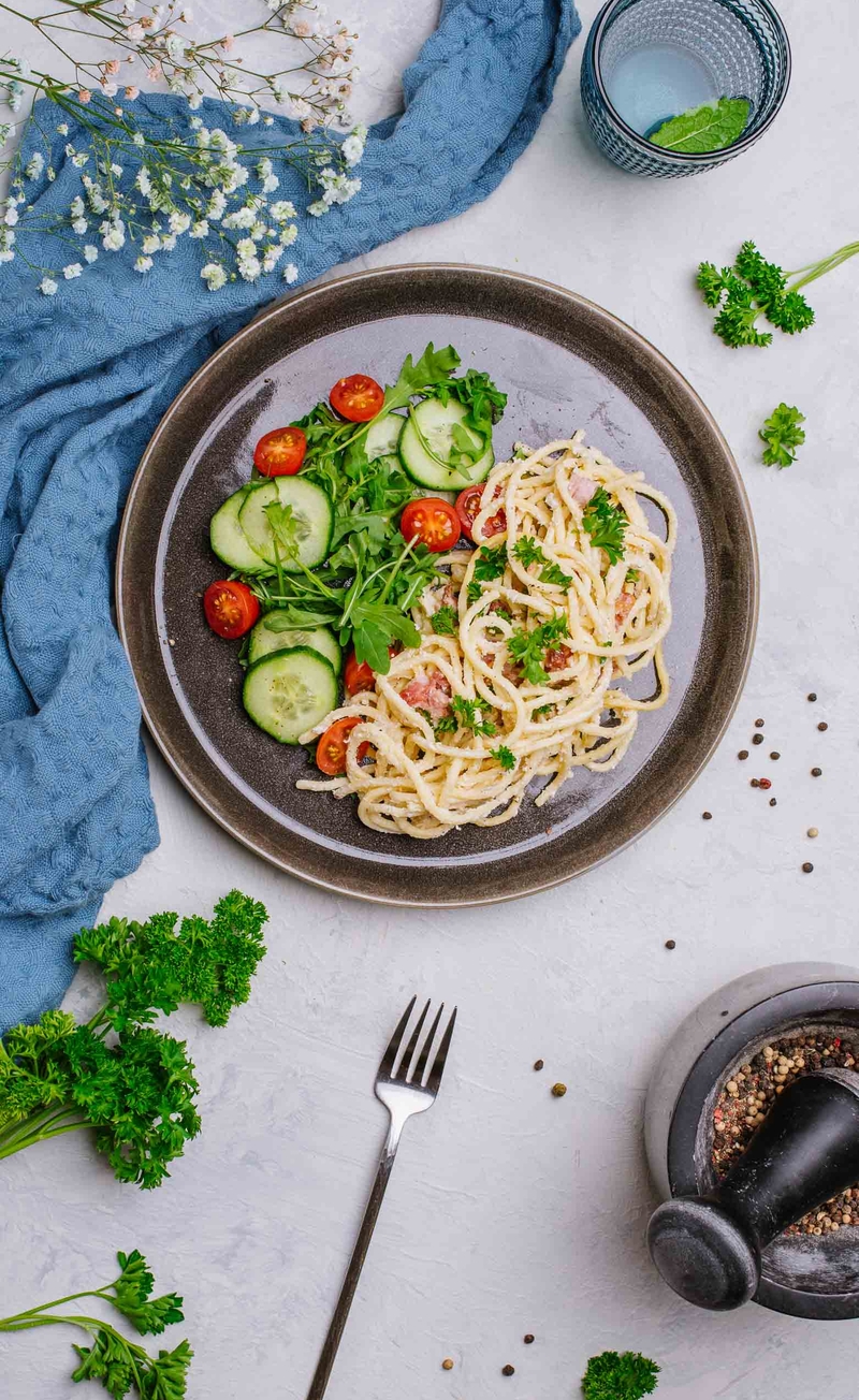 Świeże spaghetti alla carbonara z boczkiem i parmezanem, świeże warzywa