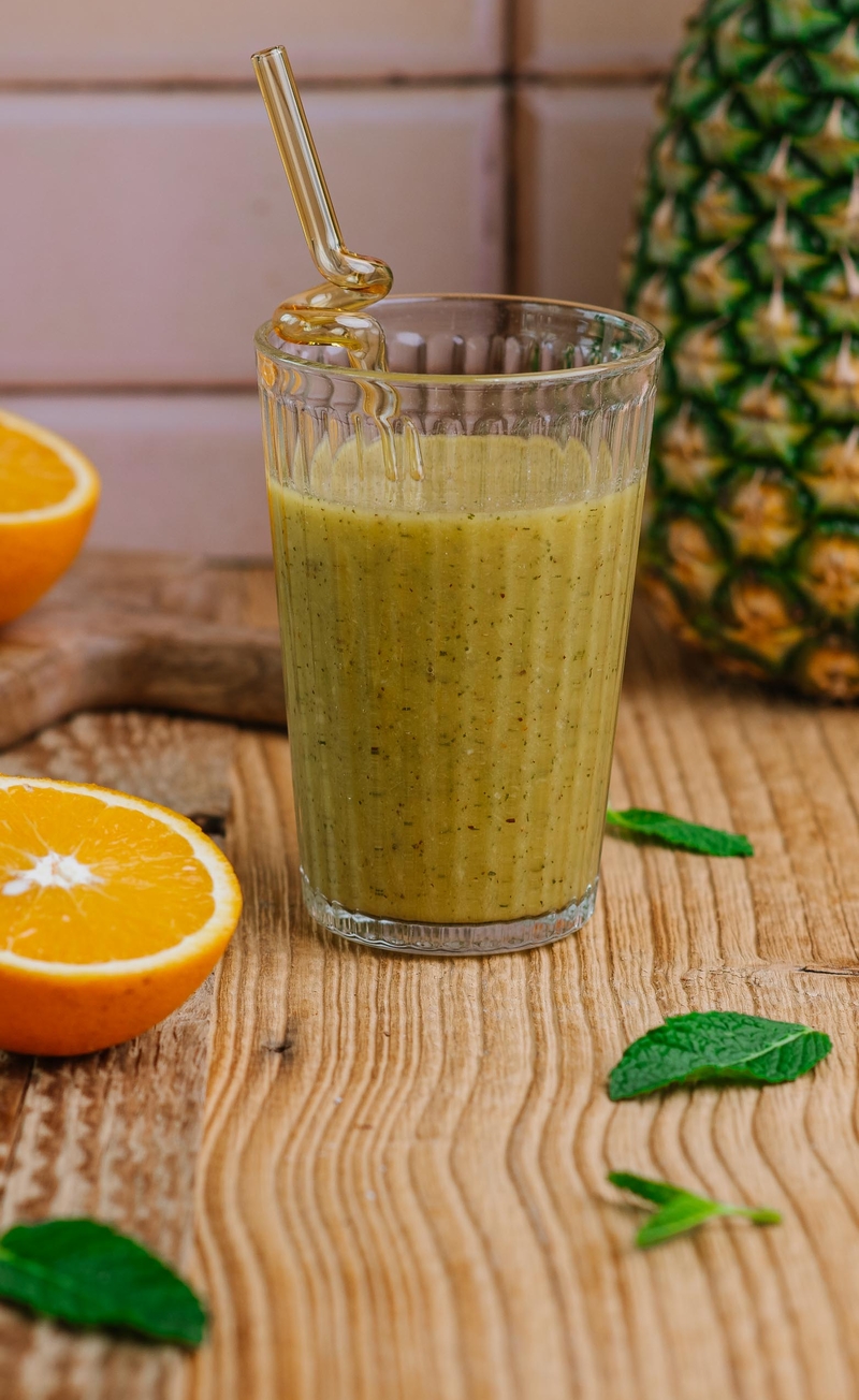 Smoothie: ananas, kiwi, pomarańcza, mięta
