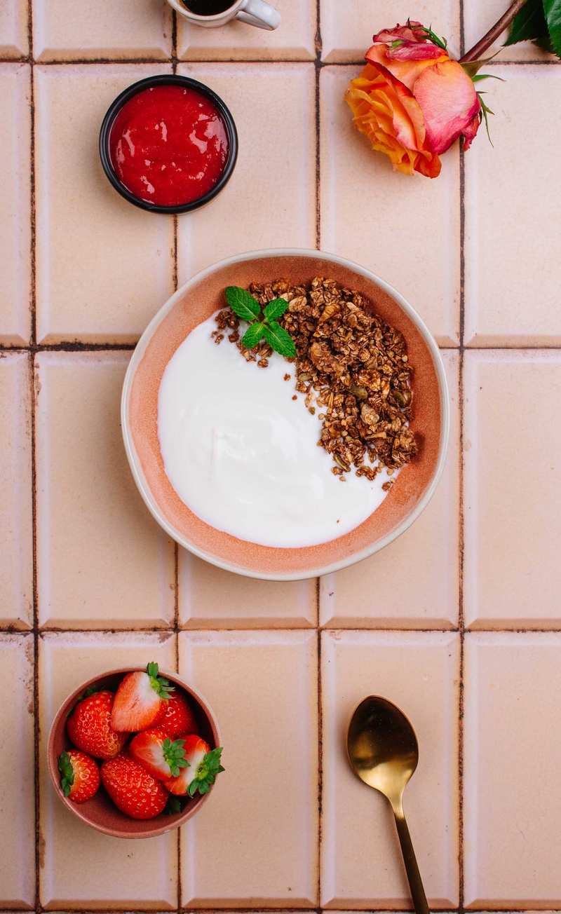 Miodowa granola z niepaloną gryką i kakao, jogurt naturalny, mus truskawkowy