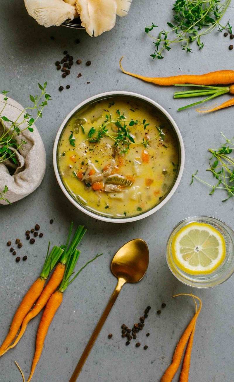 Aromatyczna zupa z boczniakami, tymiankiem i natką pietruszki