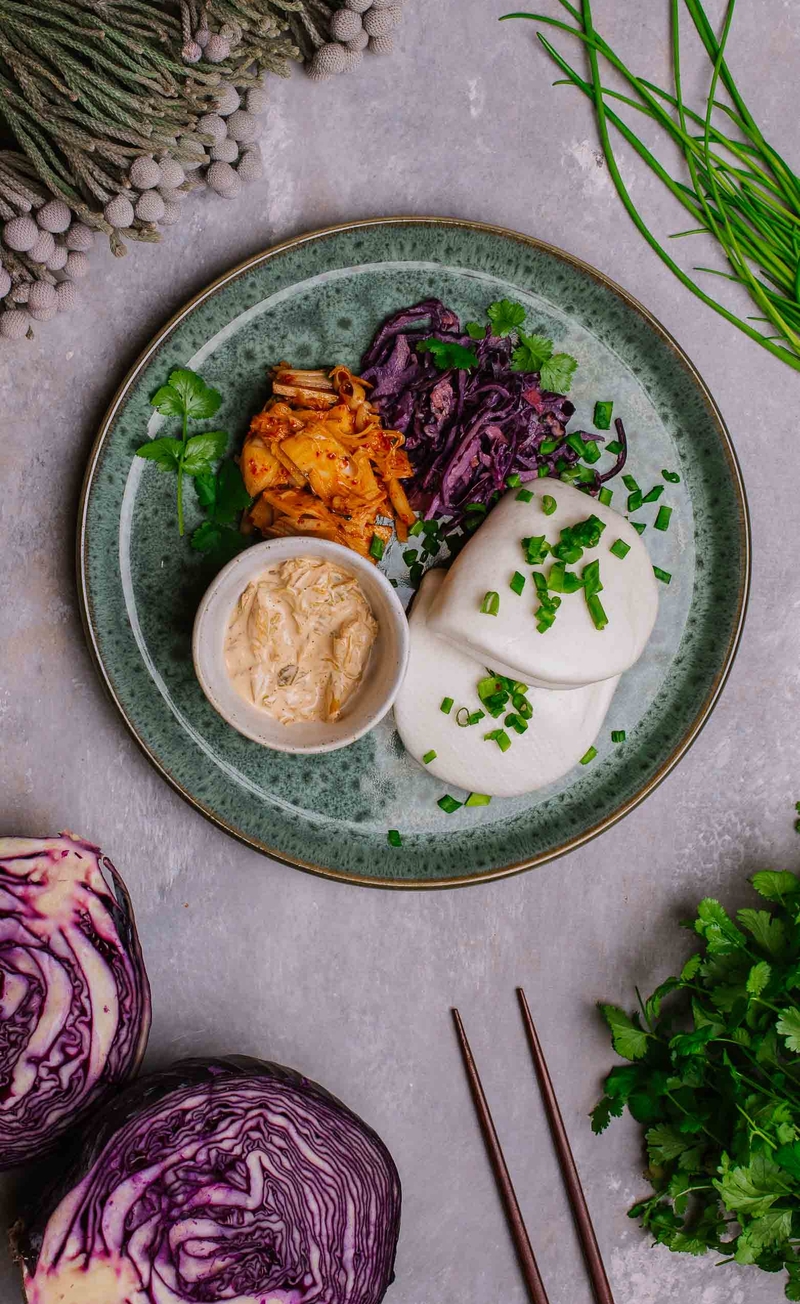 Bao burger z szarpanym jackfruitem, kimchi mayo, coleslaw miso z czerwoną kapustą