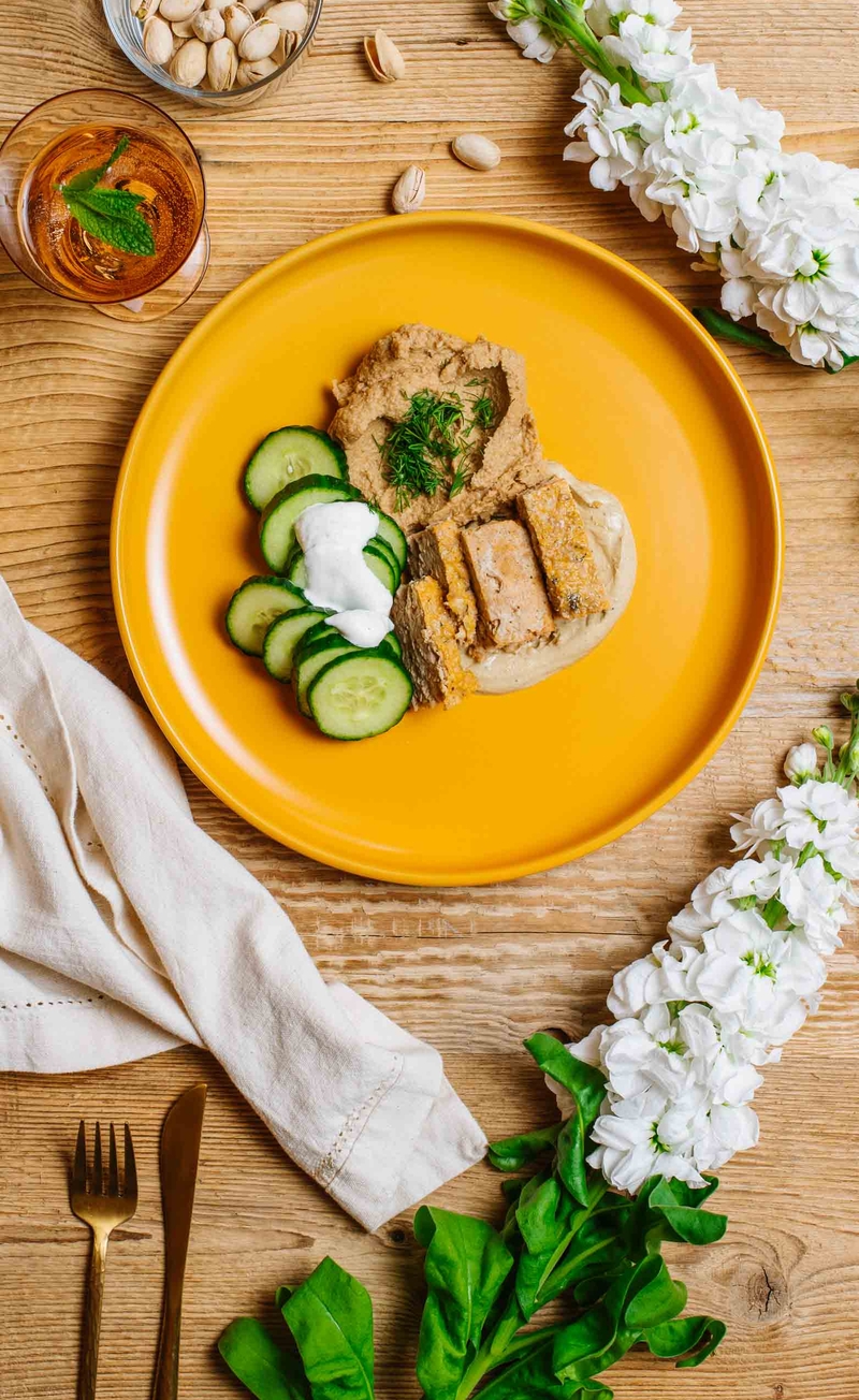 Keto pieczeń mięsna z pistacjami, puree z pieczonego selera z masłem, mizeria