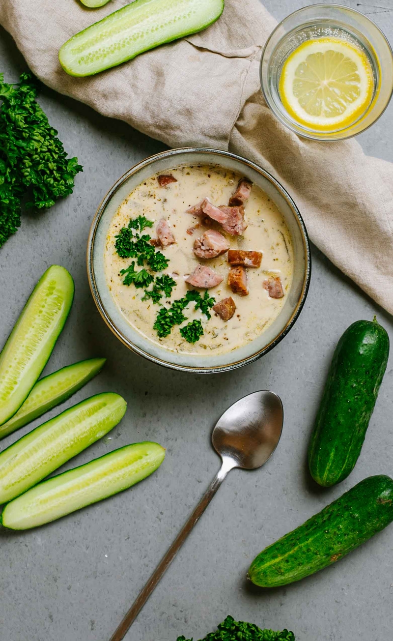 Keto zupa ogórkowa ze śmietaną i kiełbasą