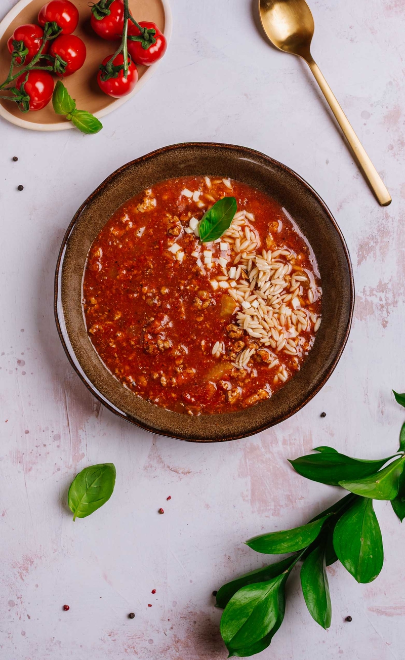 Zupa bolońska z pełnoziarnistym makaronem i mozzarellą