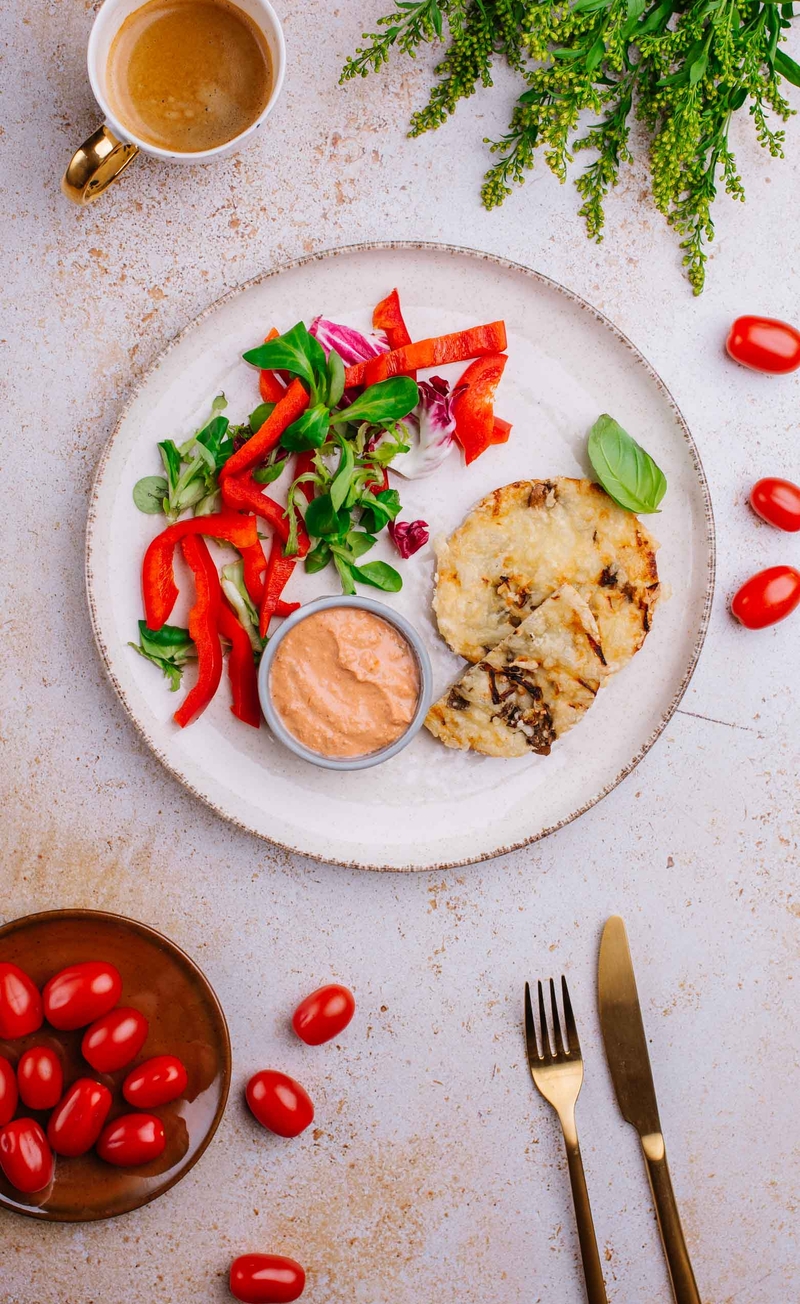 Keto twarogowe bułeczki z serem, pieczarkami i cebulą, sos pomidorowy
