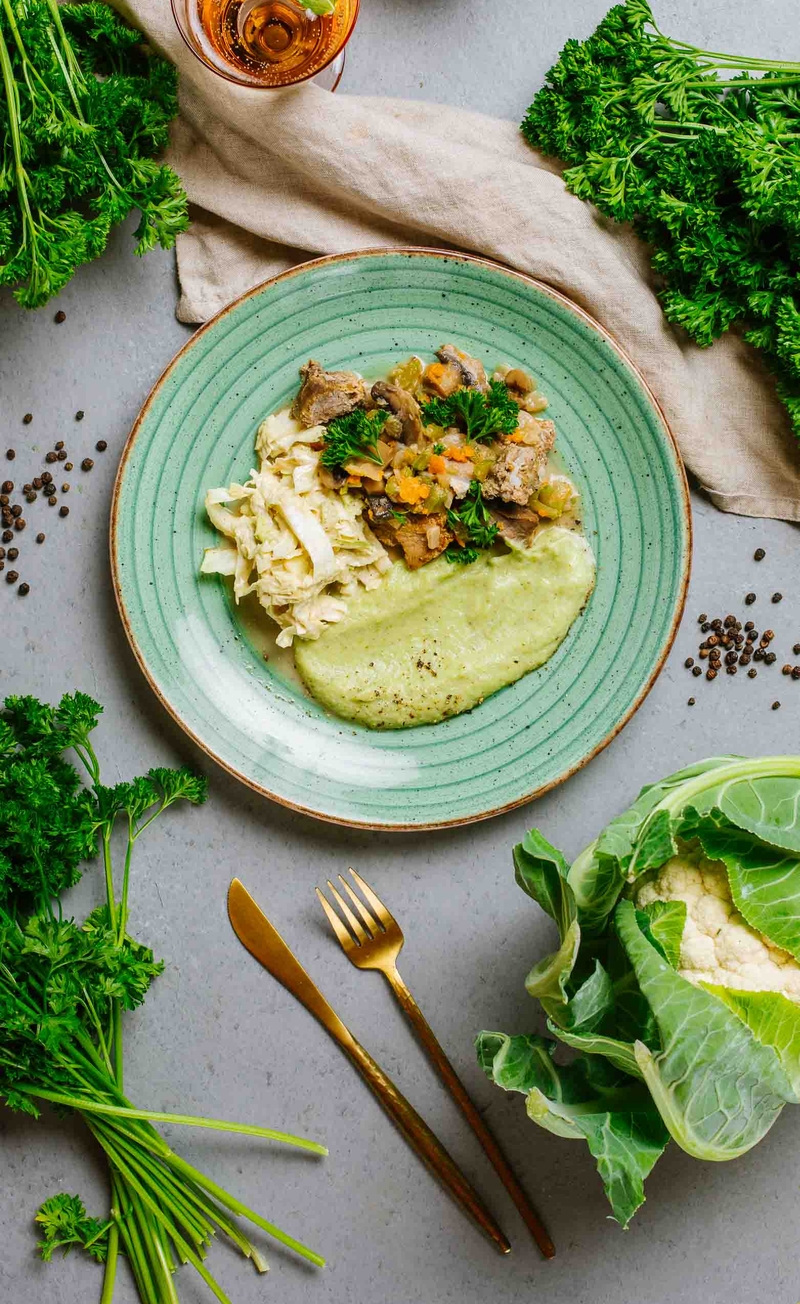 Kremowy gulasz wieprzowy ze śmietanką, keto puree kalafiorowo-brokułowe, surówka z kapusty pekińskiej