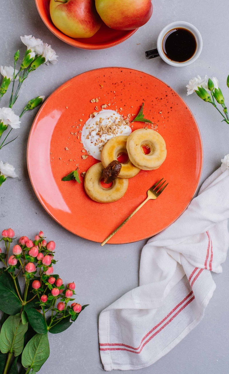 Pieczone donuty z solonym karmelem, jabłkami i cynamonem, twarożek waniliowy