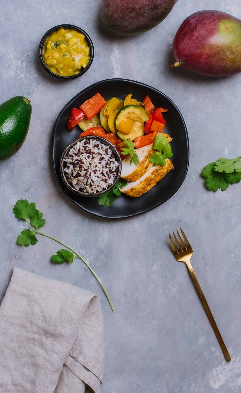 Pieczony kurczak z salsą z mango, awokado i kolendrą, mix ryżu, pieczone warzywa