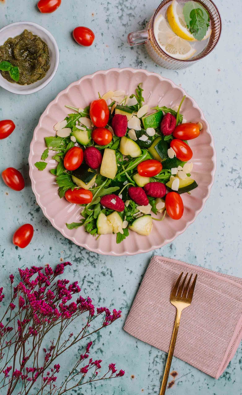 Różowe gnocchi buraczkowe z blanszowaną cukinią, rukolą i płatkami migdałów, pesto z orzechów włoskich
