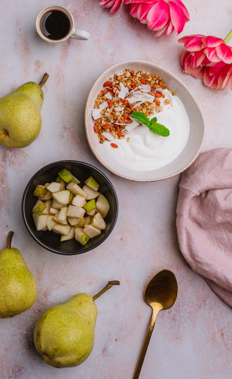 Granola z kokosem i jagodami goji, jogurt naturalny, gruszka