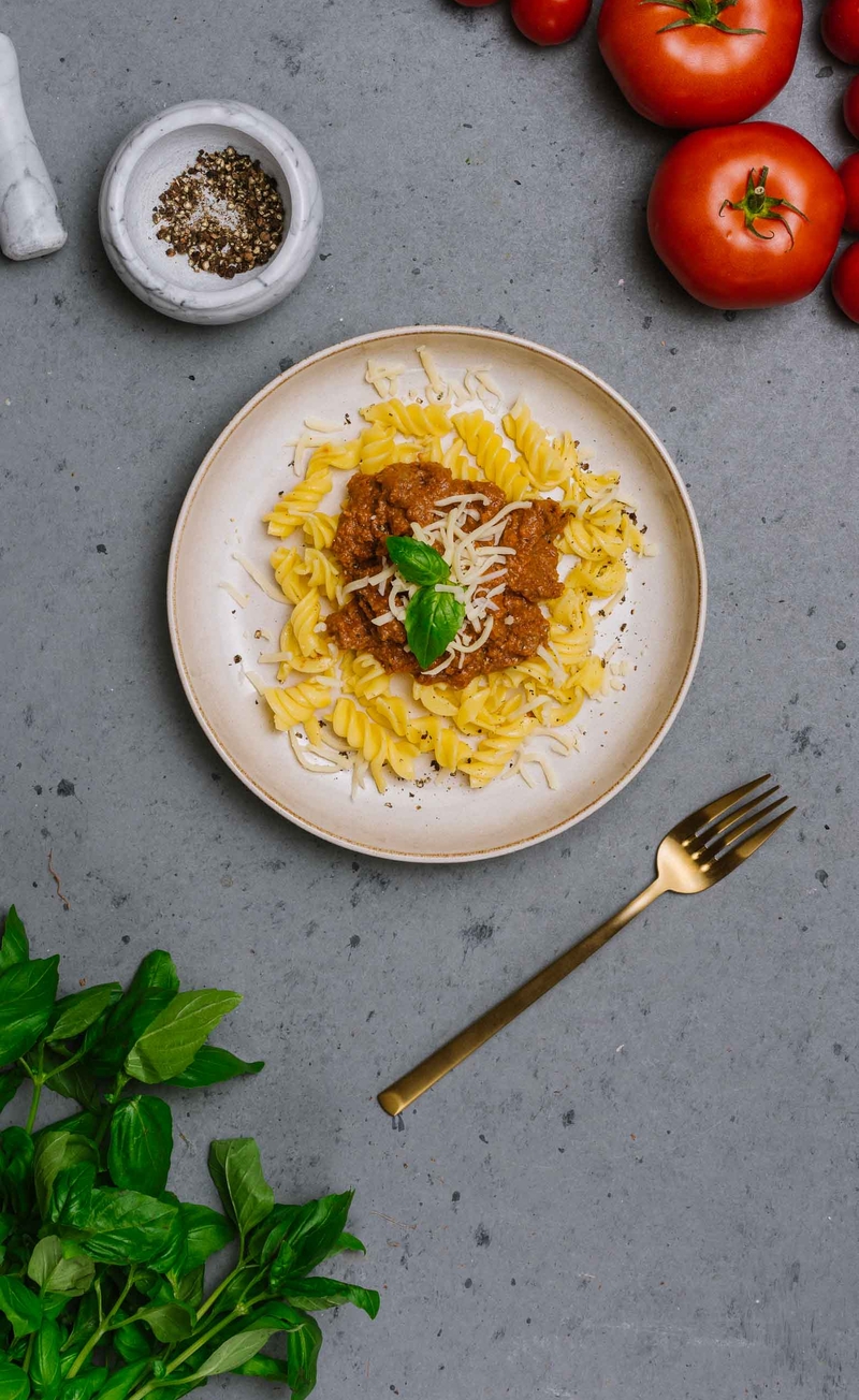 Bolognese z makaronem bezglutenowym i żółtym serem
