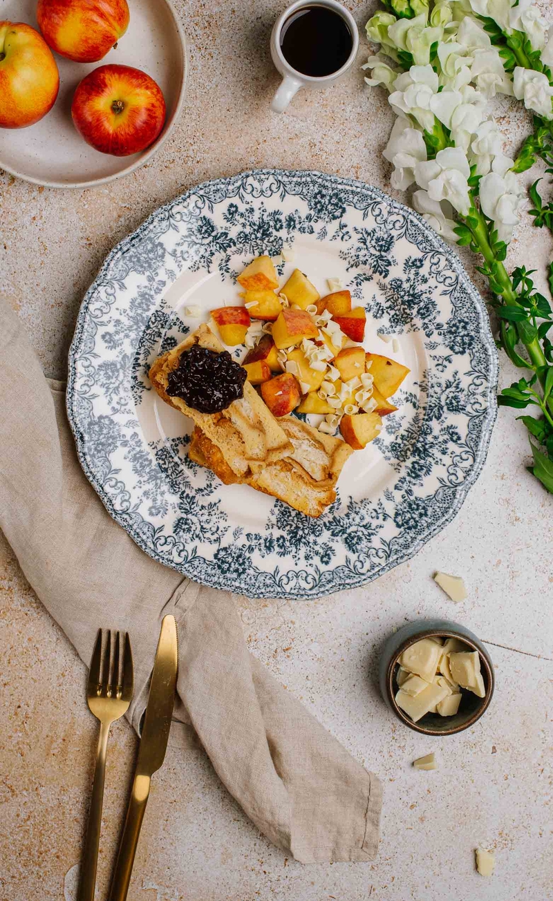 Pudding z chałki z białą czekoladą, chutney porzeczkowy, brzoskwinia