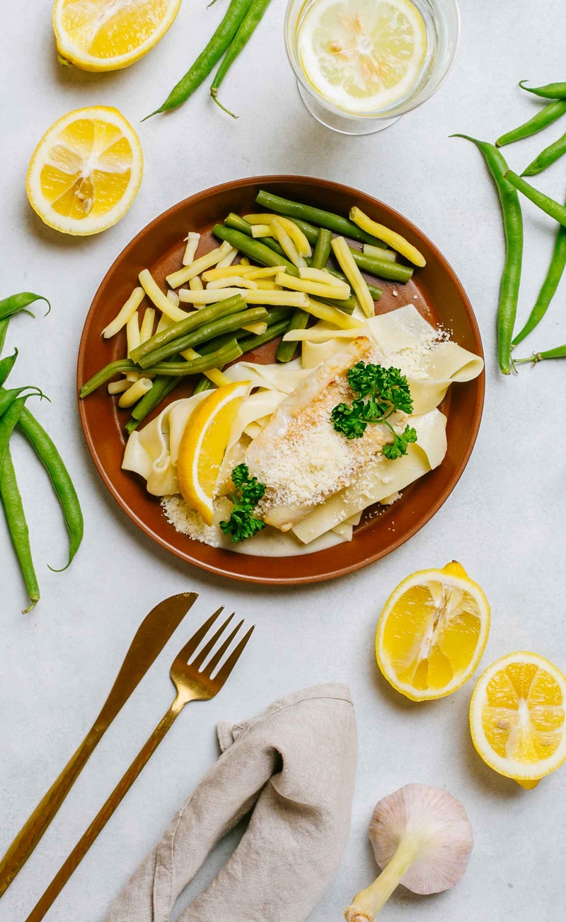 Filet karmazyna w sosie z pieczonego czosnku z szałwią i parmezanem, makaron pappardelle, mix fasolki szparagowej