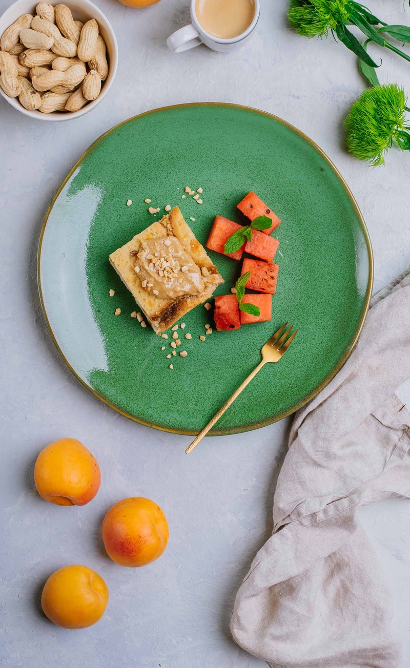 Wegański pudding chlebowy z morelami, masło orzechowe crunchy, arbuz