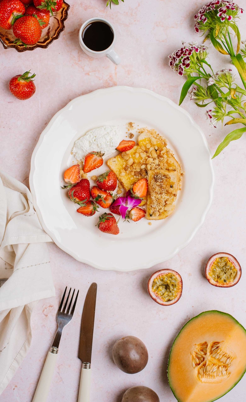 Maślana chałka z kruszonką, creme fraiche, dżem mango-marakuja, truskawki