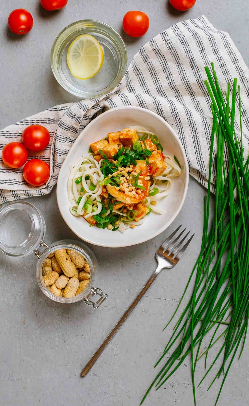 Słodko-imbirowe tofu z kapustą pak choy, orzeszkami ziemnymi, makaron chow mein ze szczypiorem