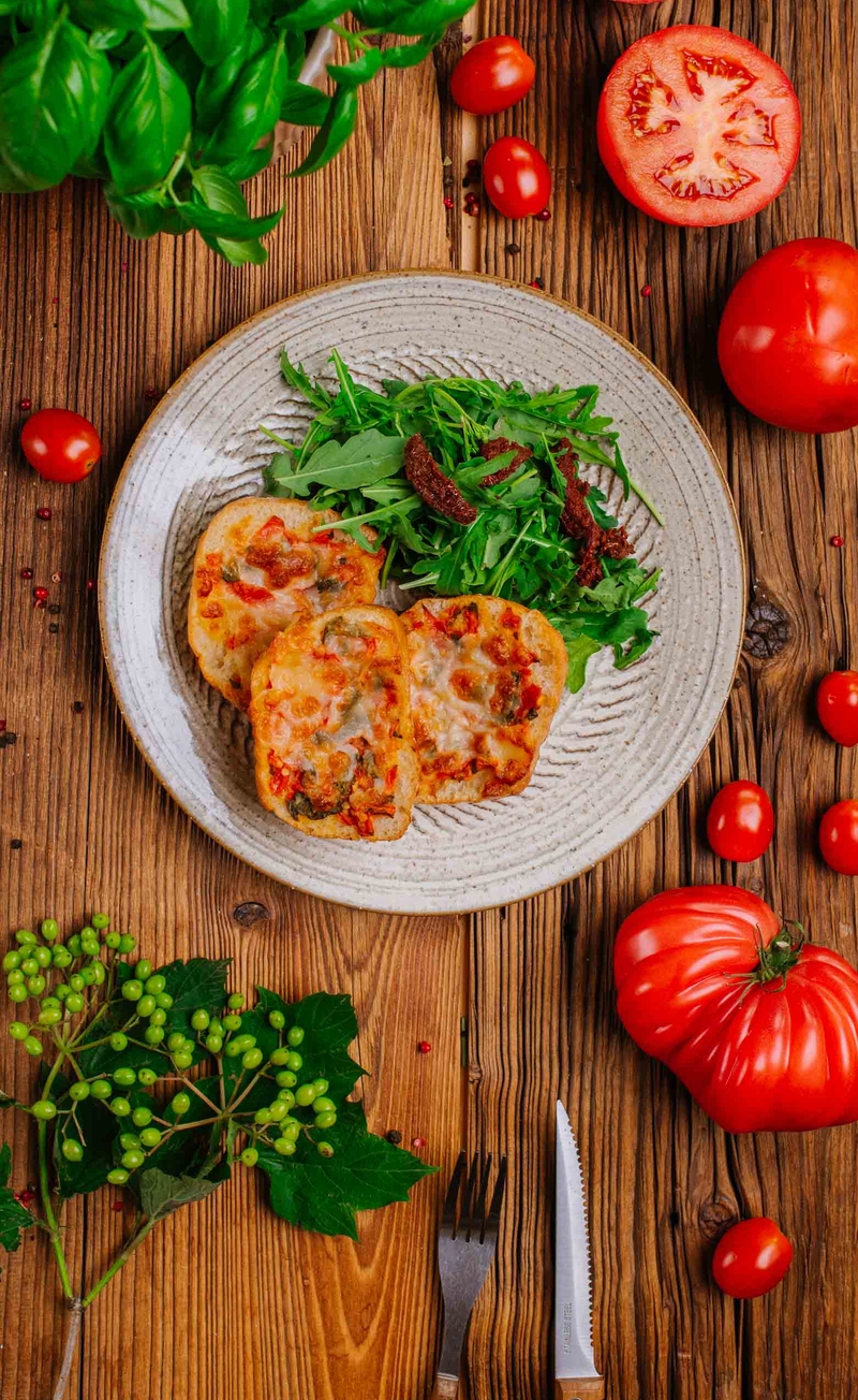 Pizzette della Nonna - zapiekana bruschetta z mozzarellą i bazylią, rukola z suszonymi pomidorami