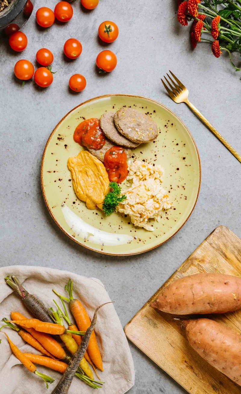 Burger z wołowiną i serem cheddar, puree batatowe, surówka currysław, salsa pomidorowa