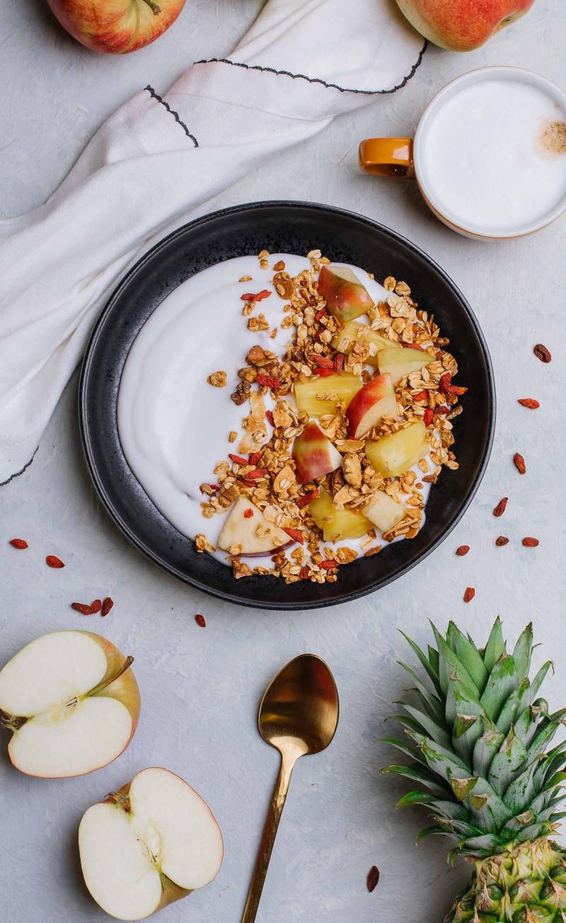 Granola z jagodami goji i orzechami, jogurt kokosowy, ananas, jabłko