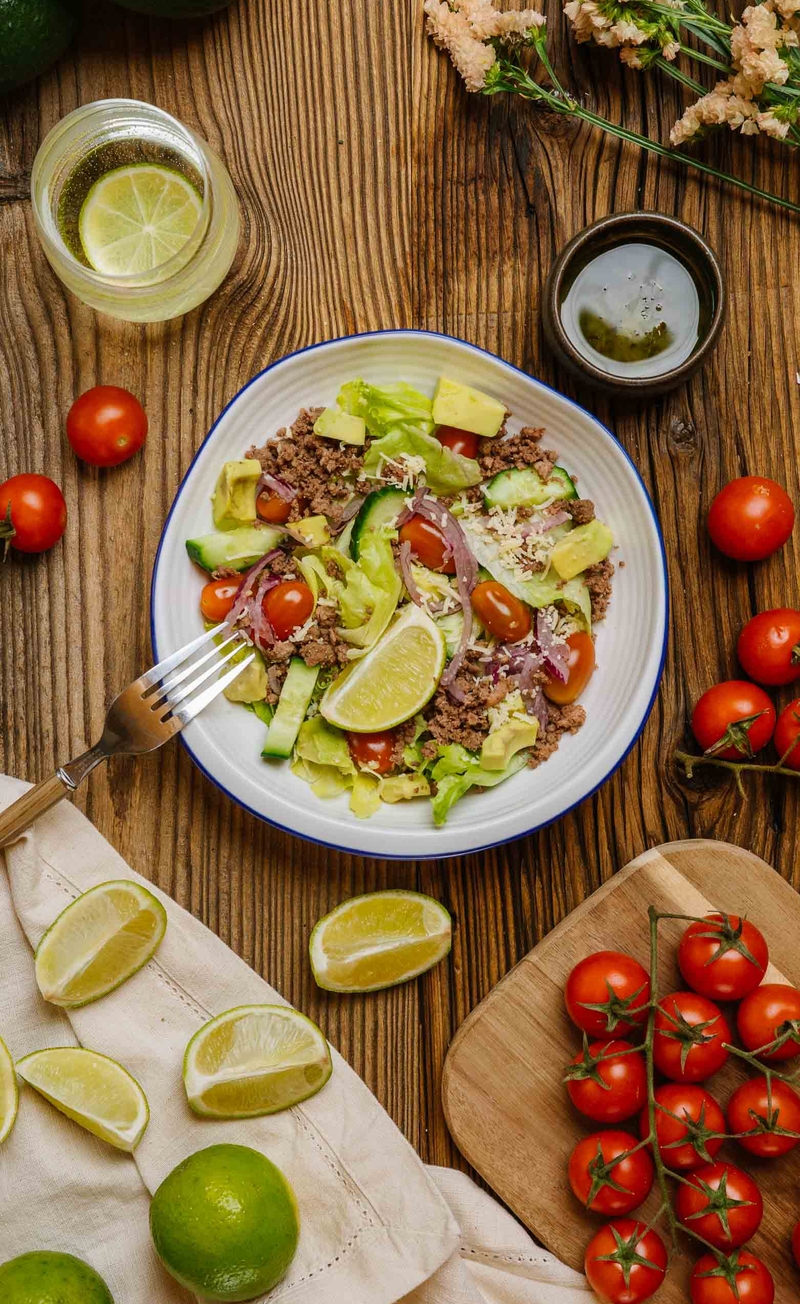 Keto sałatka tacos z cheddarem, awokado i pomidorami, sos winegret